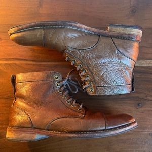 Vintage Cole haan
Men’s boot 8.5
Leather cap toe laced boots
Brown